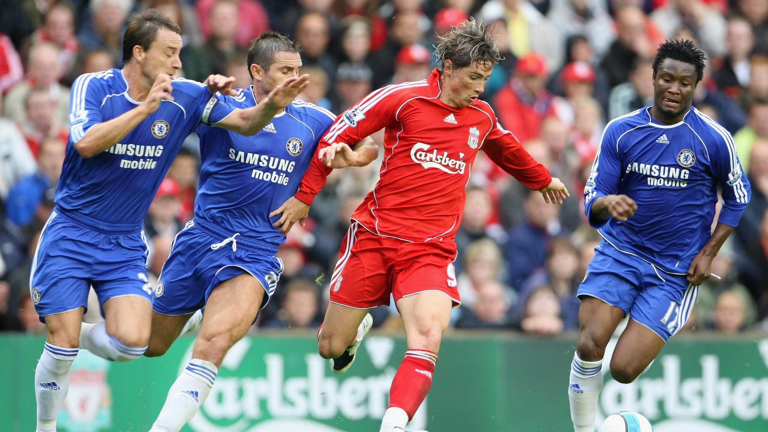 “全力奔跑！武汉马拉松激烈角逐中”