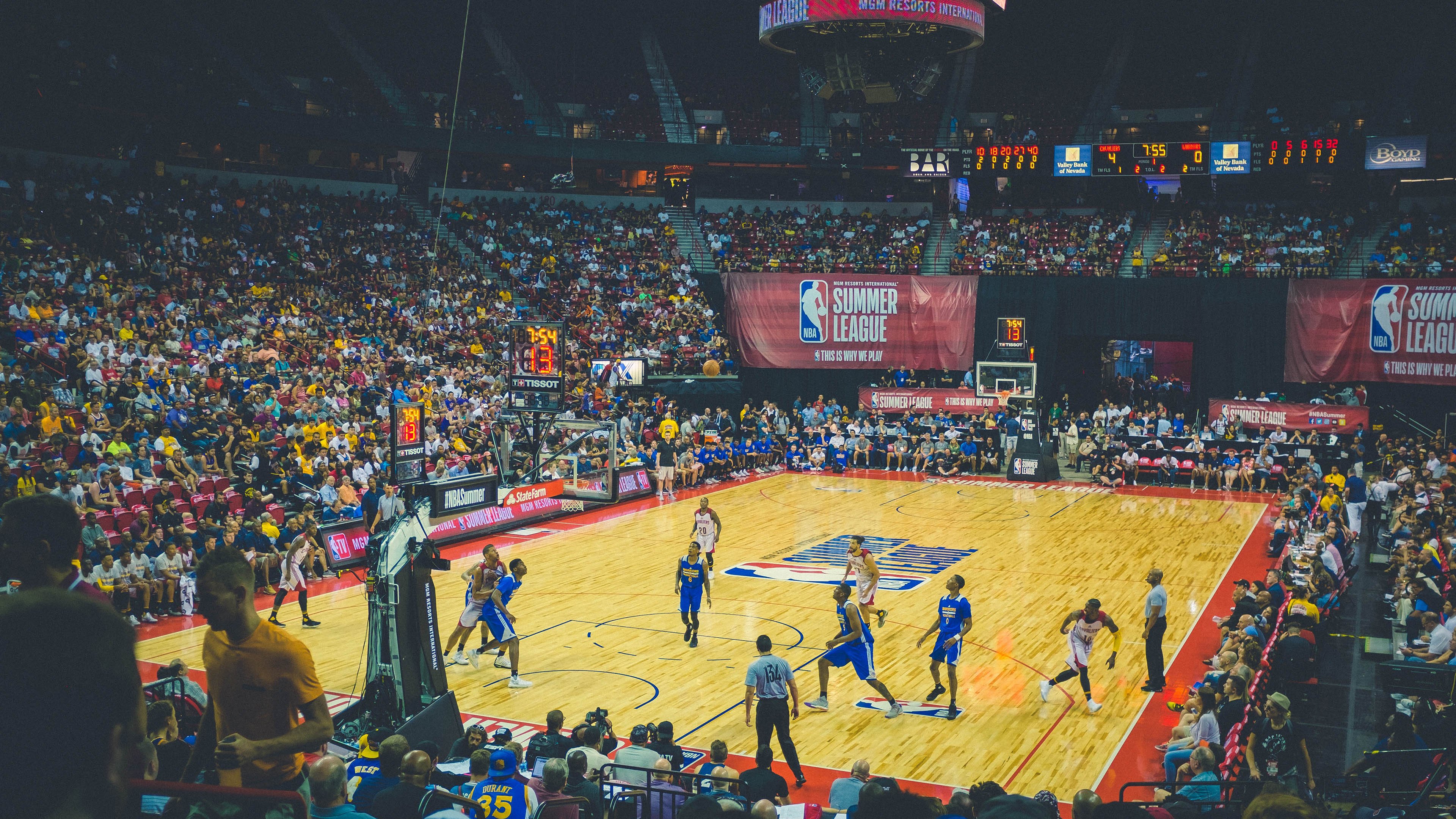 朱婷训练场上鼓励年轻替补队员，朱婷刻苦训练